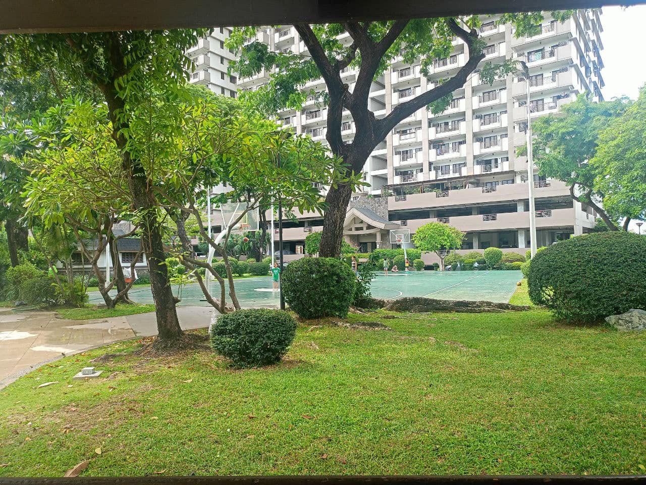 Mature trees and landscaped grounds at Rosewood Pointe, Acacia Estates